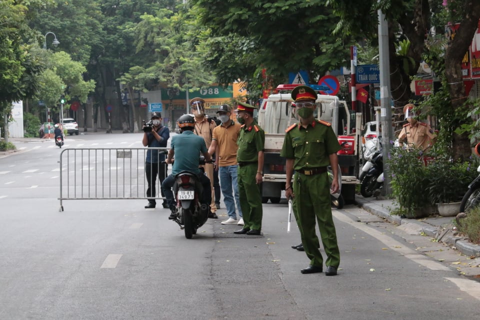 ha noi khong giay di duong mang cao pho lam dich vu tang le nguoi dan ong di xe may van bi xu phat ha noi khong giay di duong mang cao pho lam dich vu tang le nguoi dan ong di xe may van bi xu phat
