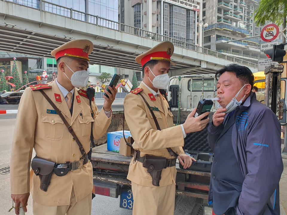 ha noi hang loat ma men uong ruou luu thong tren duong bi csgt xu ly 
