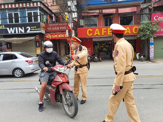ha noi loat tai xe xep hang nop phat di bo ve nha sau le cung ong cong ong tao ha noi loat tai xe xep hang nop phat di bo ve nha sau le cung ong cong ong tao