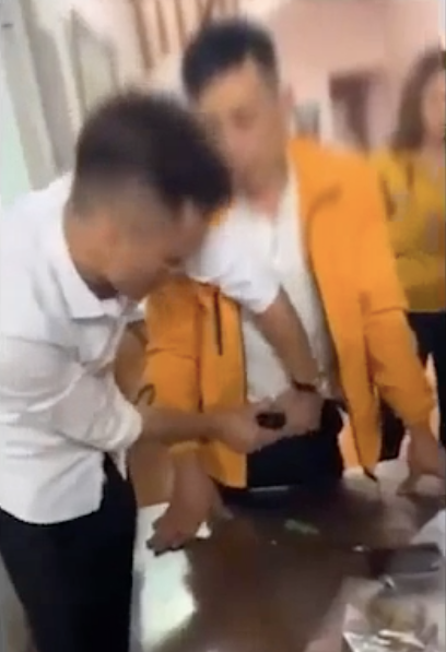 nam thanh nien trom 42 phong bi mung cuoi roi giau vao vung kin 