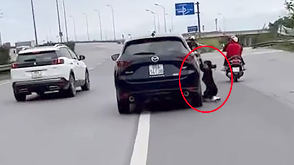 thong tin bat ngo vu tai xe mazda keo le nguoi phu nu tren duong vanh dai 3