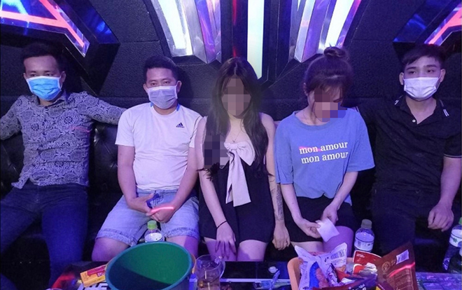 vinh phuc phat hien 5 hotgirl bay lac cung nhom ban trai trong quan karaoke