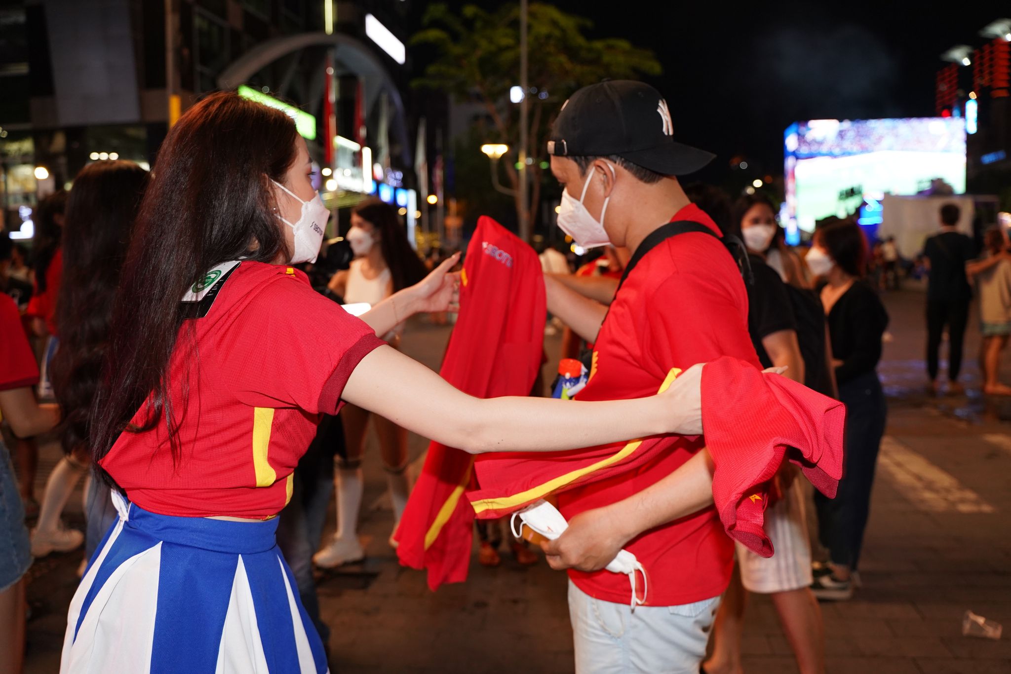 co dong vien chay het minh tren pho di bo co vu tran ban ket viet nam malaysia co dong vien chay het minh tren pho di bo co vu tran ban ket viet nam malaysia