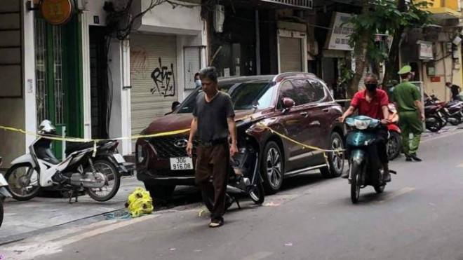 ha noi nghi van thanh nien cam sung gay roi tren pho hang be ha noi nghi van thanh nien cam sung gay roi tren pho hang be