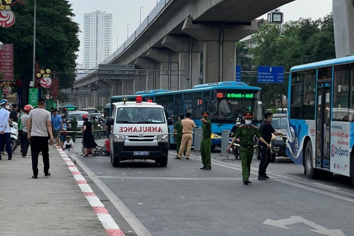 ha noi be 3 tuoi chet thuong tam tren duong di hoc ve