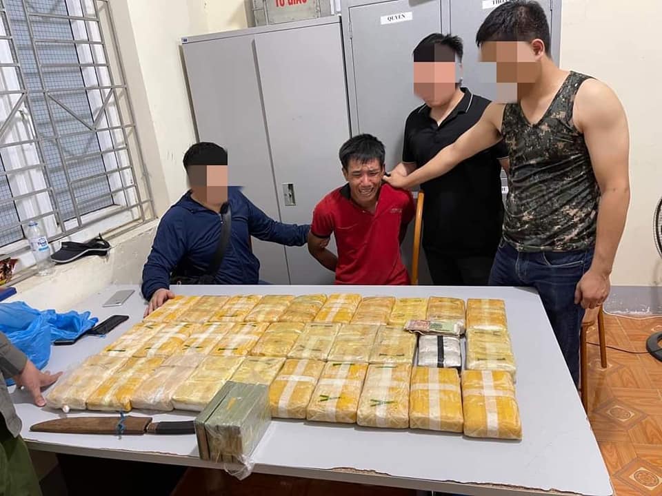 bi bat vi buon 180 000 vien ma tuy nam thanh nien bat khoc lon bi bat vi buon 180 000 vien ma tuy nam thanh nien bat khoc lon