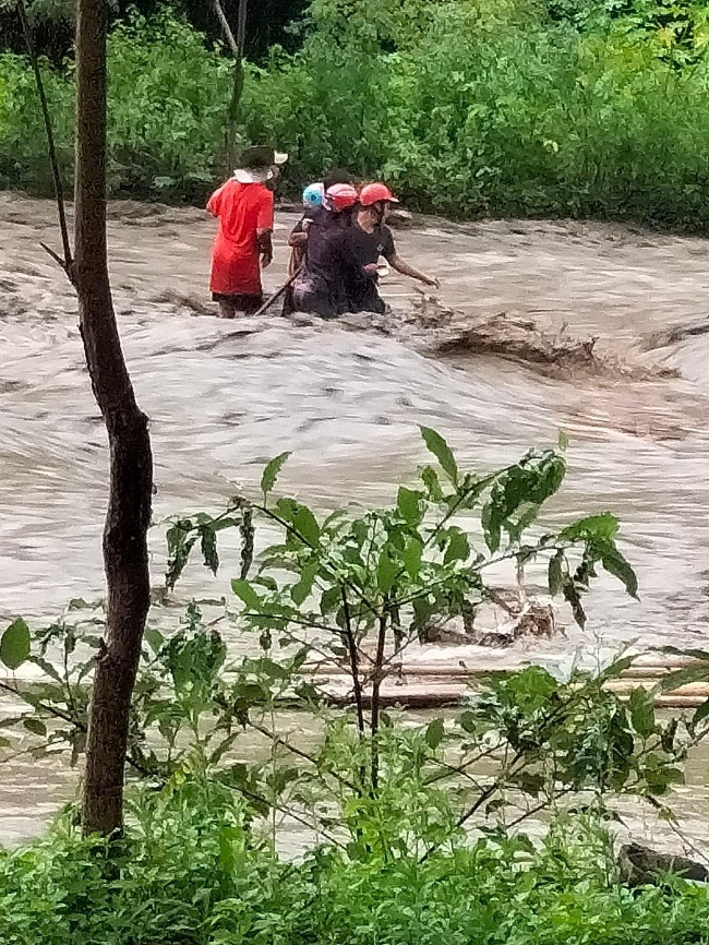 tim thay 1 nu nan nhan trong vu 4 nguoi bi lu cuon troi khi di xuc cat o cao bang tim thay 1 nu nan nhan trong vu 4 nguoi bi lu cuon troi khi di xuc cat o cao bang