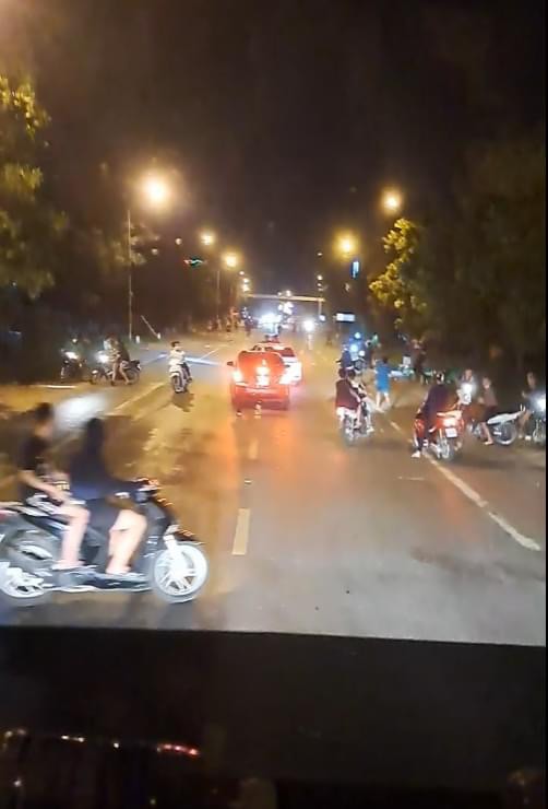 ha noi tom gon nhom thanh nien hon chien bang giao mac sung va bom xang giua dem 