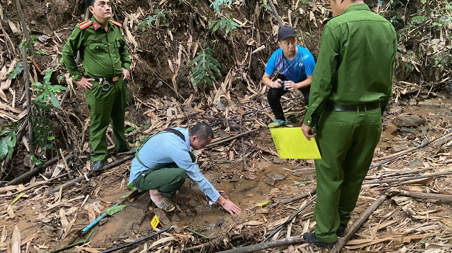 bat doi tuong cho thuoc tru co vao dau nguon nuoc de dau doc bon gia dinh cung thon bat doi tuong cho thuoc tru co vao dau nguon nuoc de dau doc bon gia dinh cung thon
