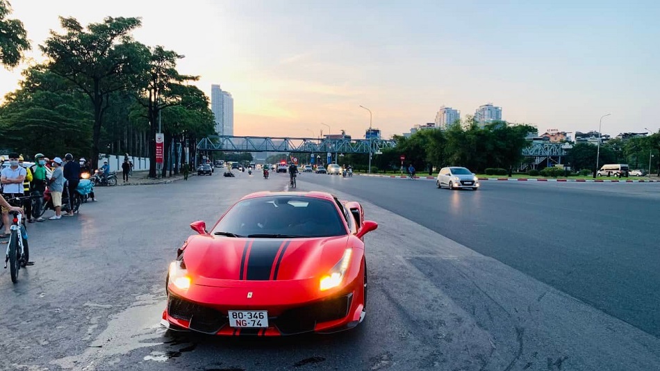 ha noi sieu xe ferrari 488 va cham voi xe may mot nguoi tu vong