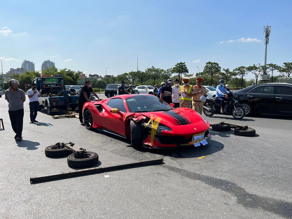 trich xuat camera phat hien nguoi dan ong di ra tu ghe lai xe ferrari roi roi khoi hien truong