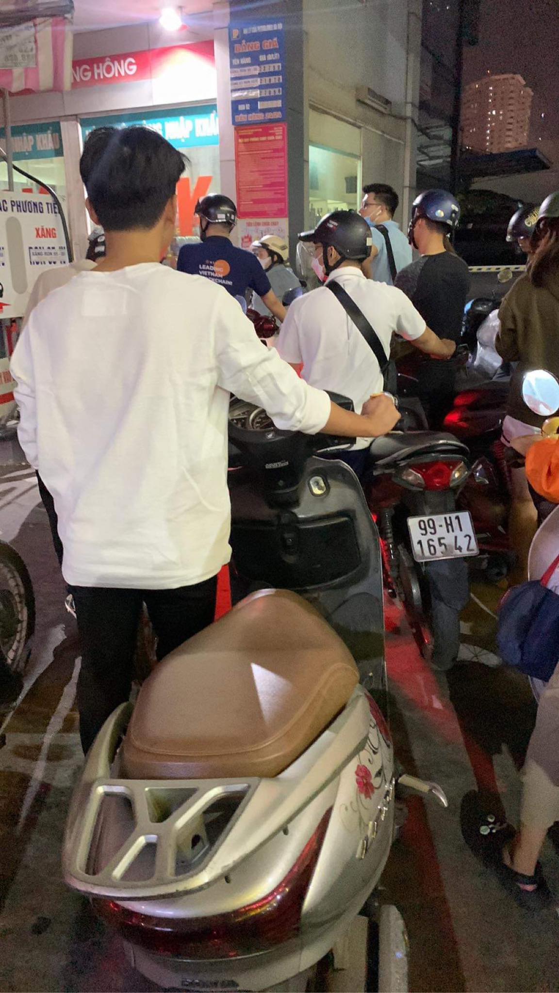 chi la mua xang sao lai kho den the chi la mua xang sao lai kho den the
