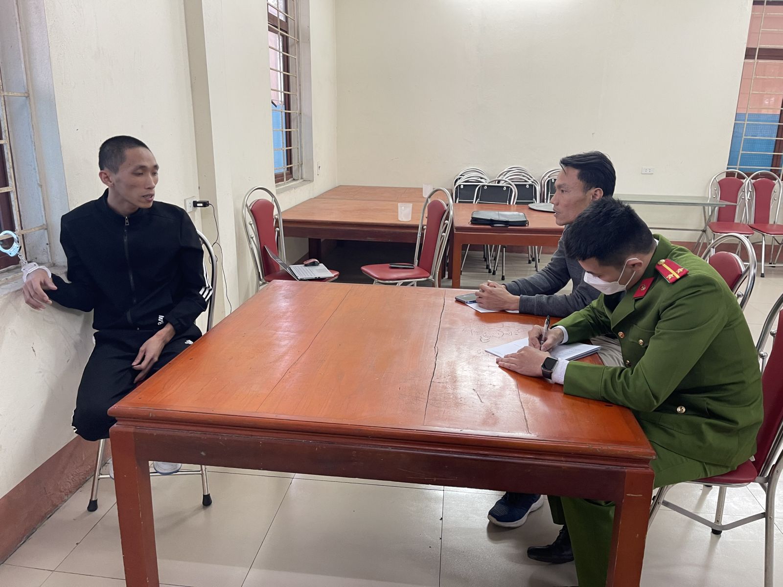 loi khai cua cuop tiem vang xit hoi cay vao nguoi truy duoi o bac giang loi khai cua cuop tiem vang xit hoi cay vao nguoi truy duoi o bac giang