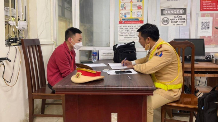 tai xe tong 10 xe may tren pho bach mai co nong do con vuot kich khung