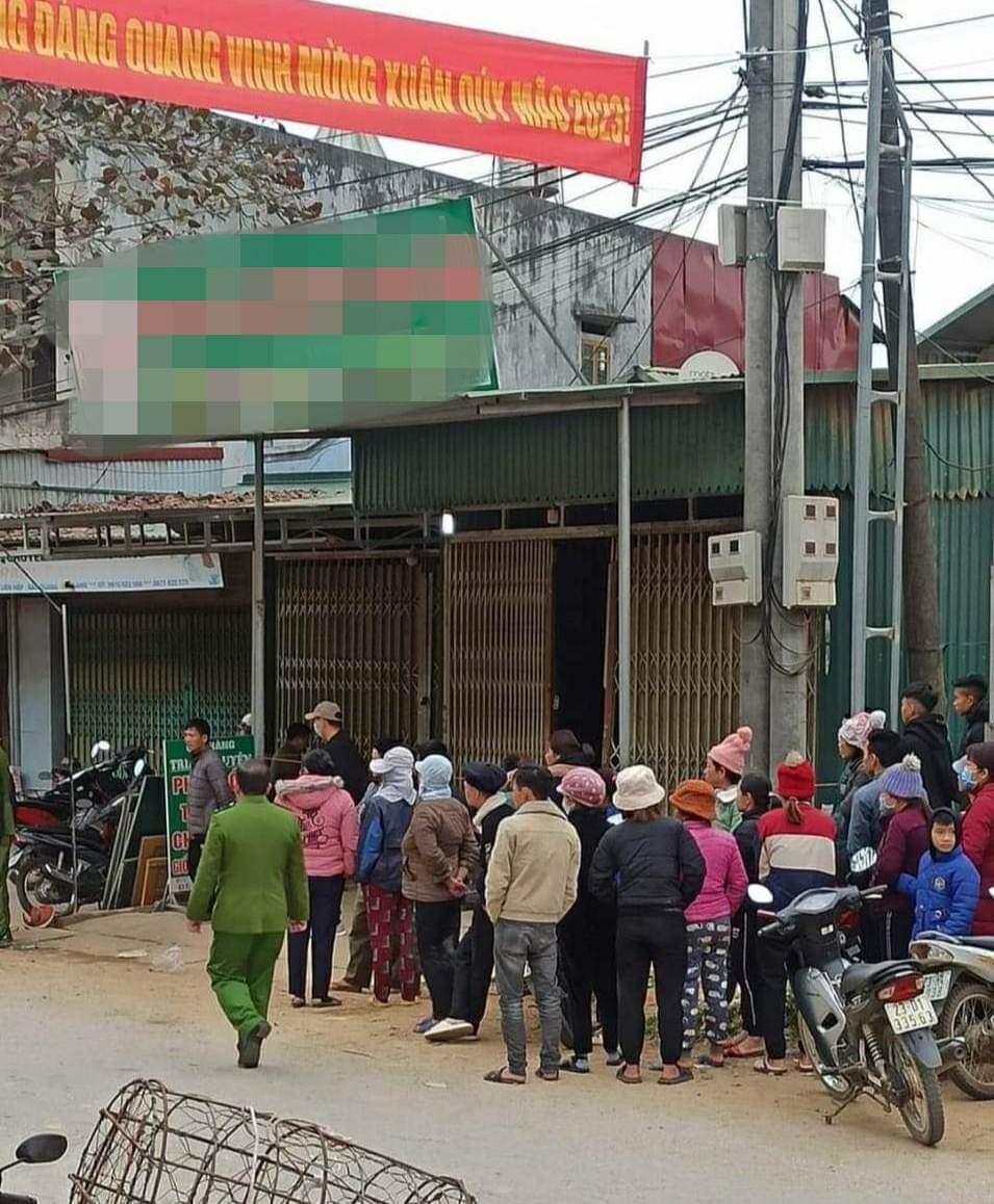 ha giang con bang hoang phat hien me tu vong tren nguoi co vet mau 