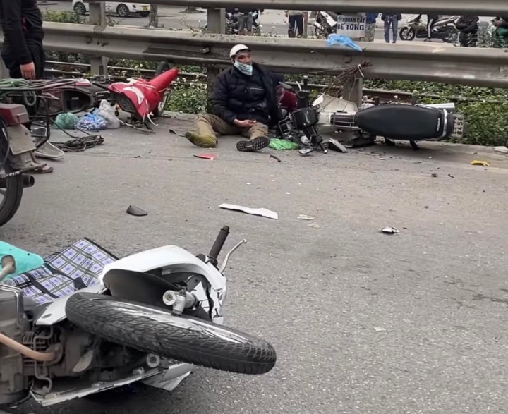 ha noi o to lao sang lan nguoc chieu tong trung 6 xe may 8 nguoi nhap vien ha noi o to lao sang lan nguoc chieu tong trung 6 xe may 8 nguoi nhap vien