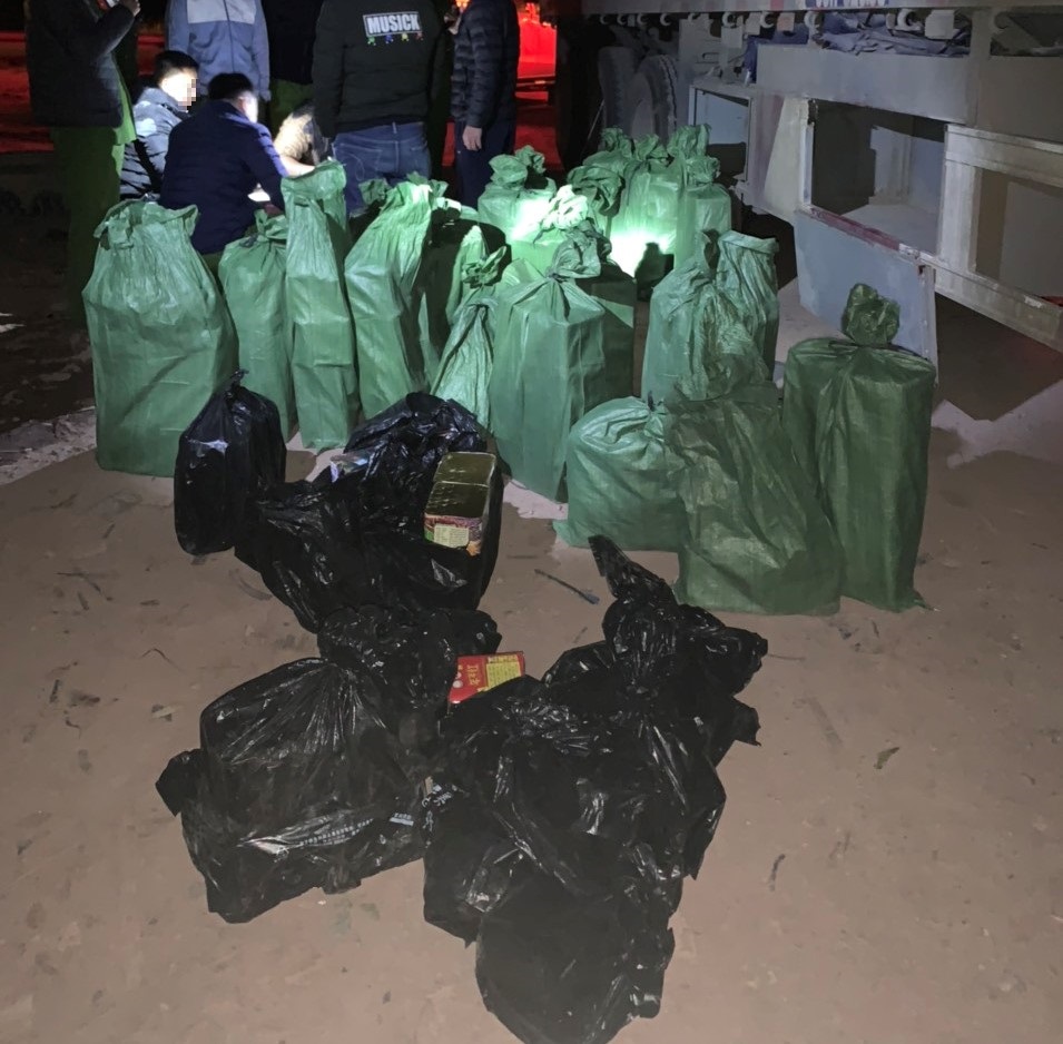 bac giang bat giu doi tuong tang tru 330kg phao