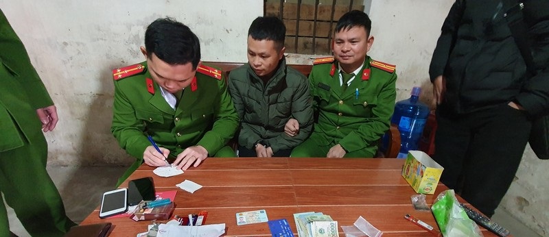 mua ma tuy ve xe nho ban kiem loi nam thanh nien bi bat qua tang mua ma tuy ve xe nho ban kiem loi nam thanh nien bi bat qua tang