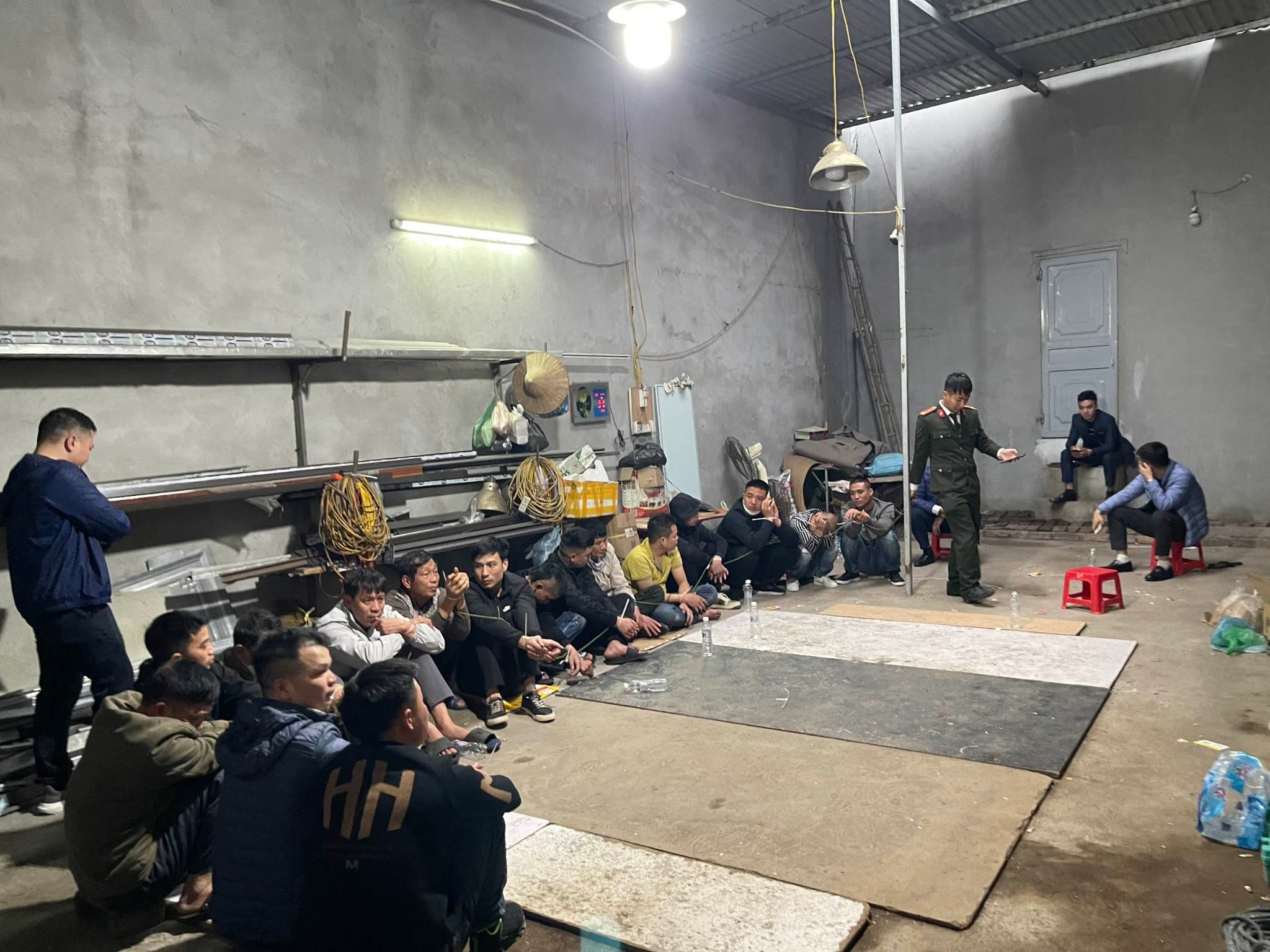 bat qua tang 32 con bac dang sat phat nhau bang hinh thuc xoc dia o ha noi bat qua tang 32 con bac dang sat phat nhau bang hinh thuc xoc dia o ha noi