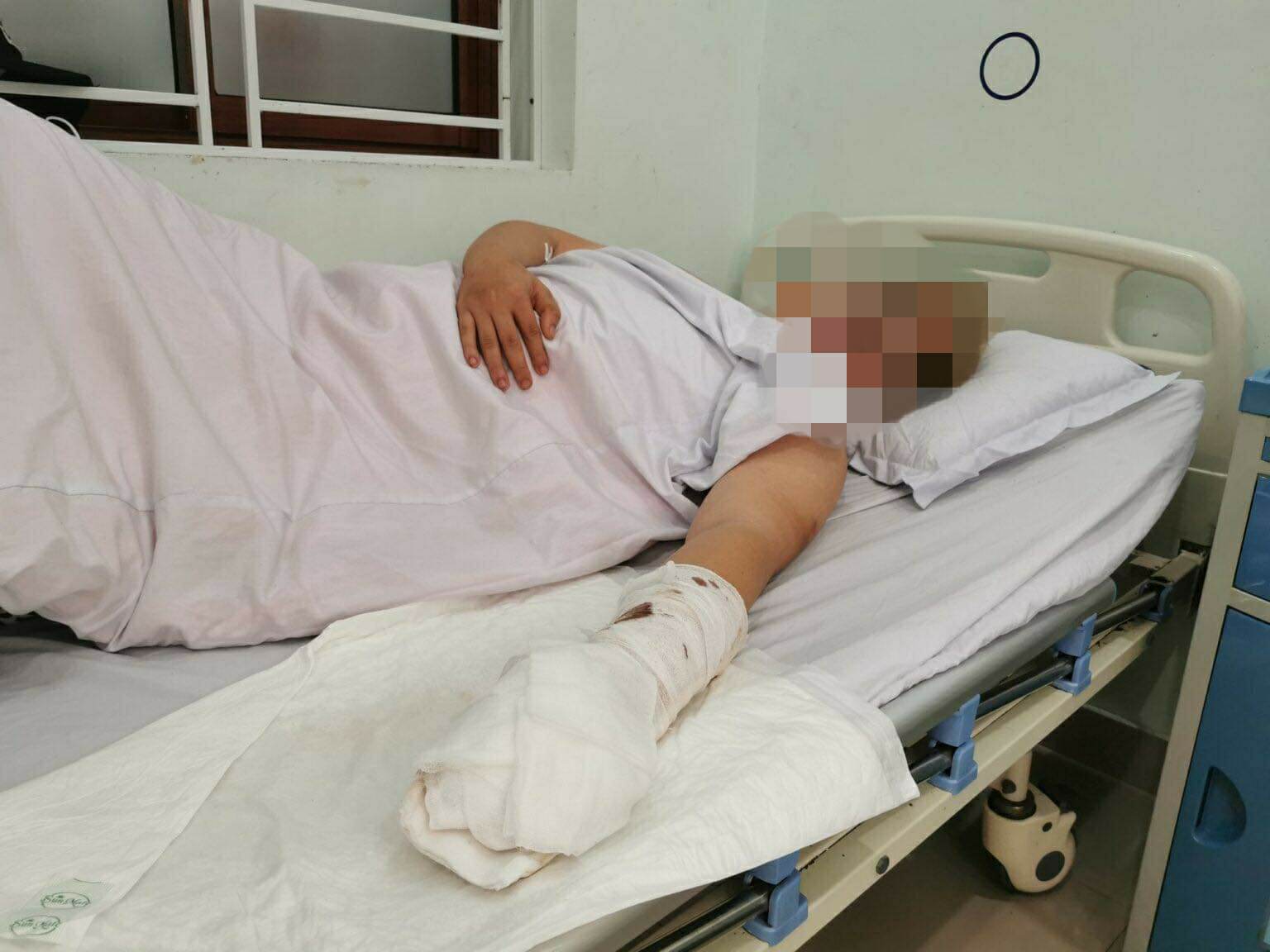 hai phong nam thanh nien bi chem dut lia ngon tay khi dang da bong hai phong nam thanh nien bi chem dut lia ngon tay khi dang da bong