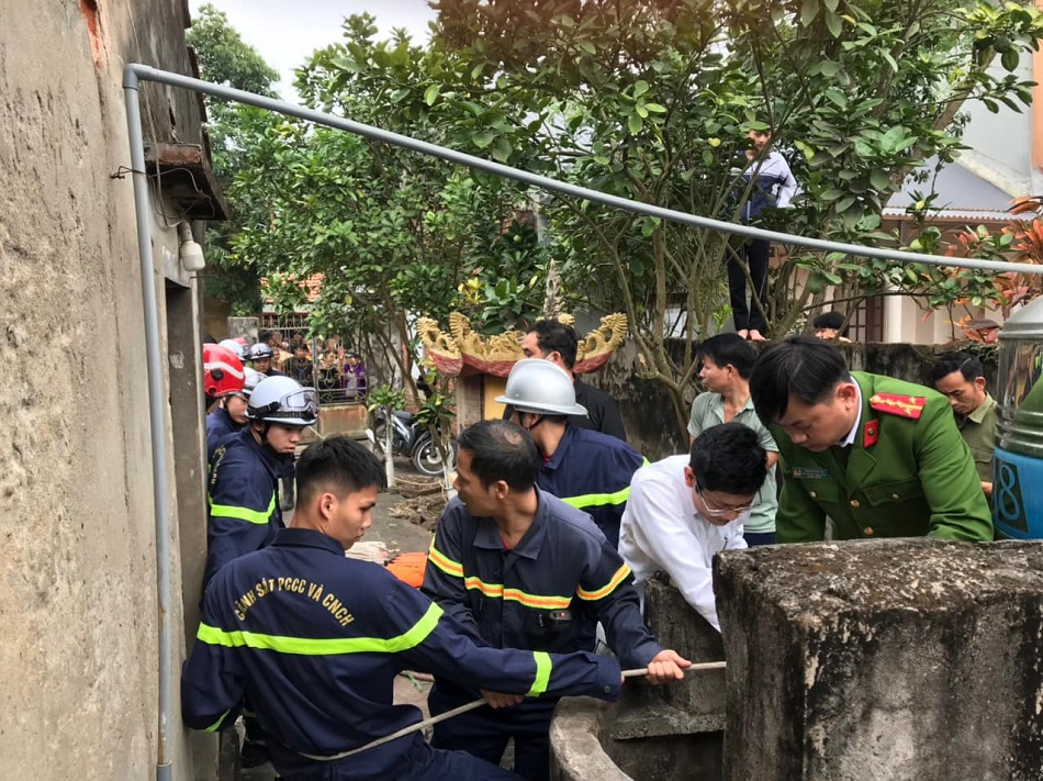 giai cuu nguoi dan ong roi xuong gieng sau 25 m o ha noi giai cuu nguoi dan ong roi xuong gieng sau 25 m o ha noi
