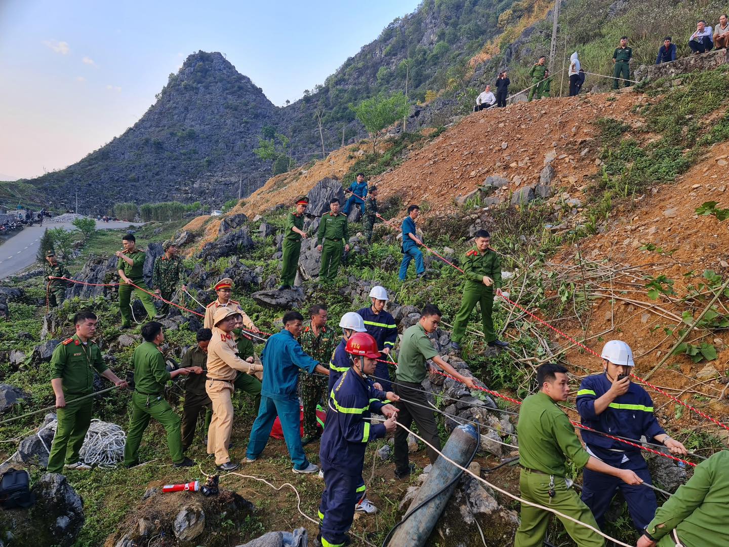cuu ho thanh cong nguoi dan ong roi xuong ho sau vu tai nan o ha giang