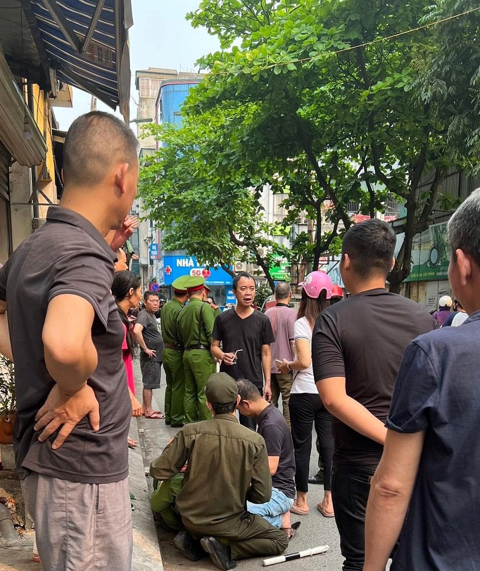 canh sat bi tai xe oto hat vang len nap capo o ha noi
