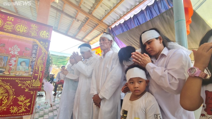 be 4 tuoi van tay ga xe may 3 nguoi tu vong noi dau xe long nguoi o lai1 be 4 tuoi van tay ga xe may 3 nguoi tu vong noi dau xe long nguoi o lai1