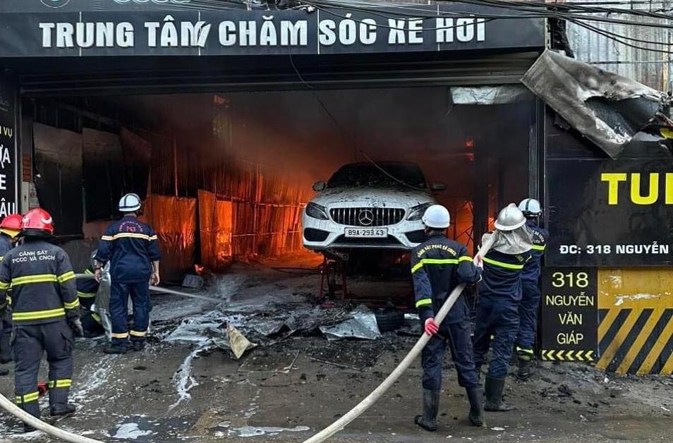 vu chay gara o ha noi 9 o to bi thieu rui vu chay gara o ha noi 9 o to bi thieu rui