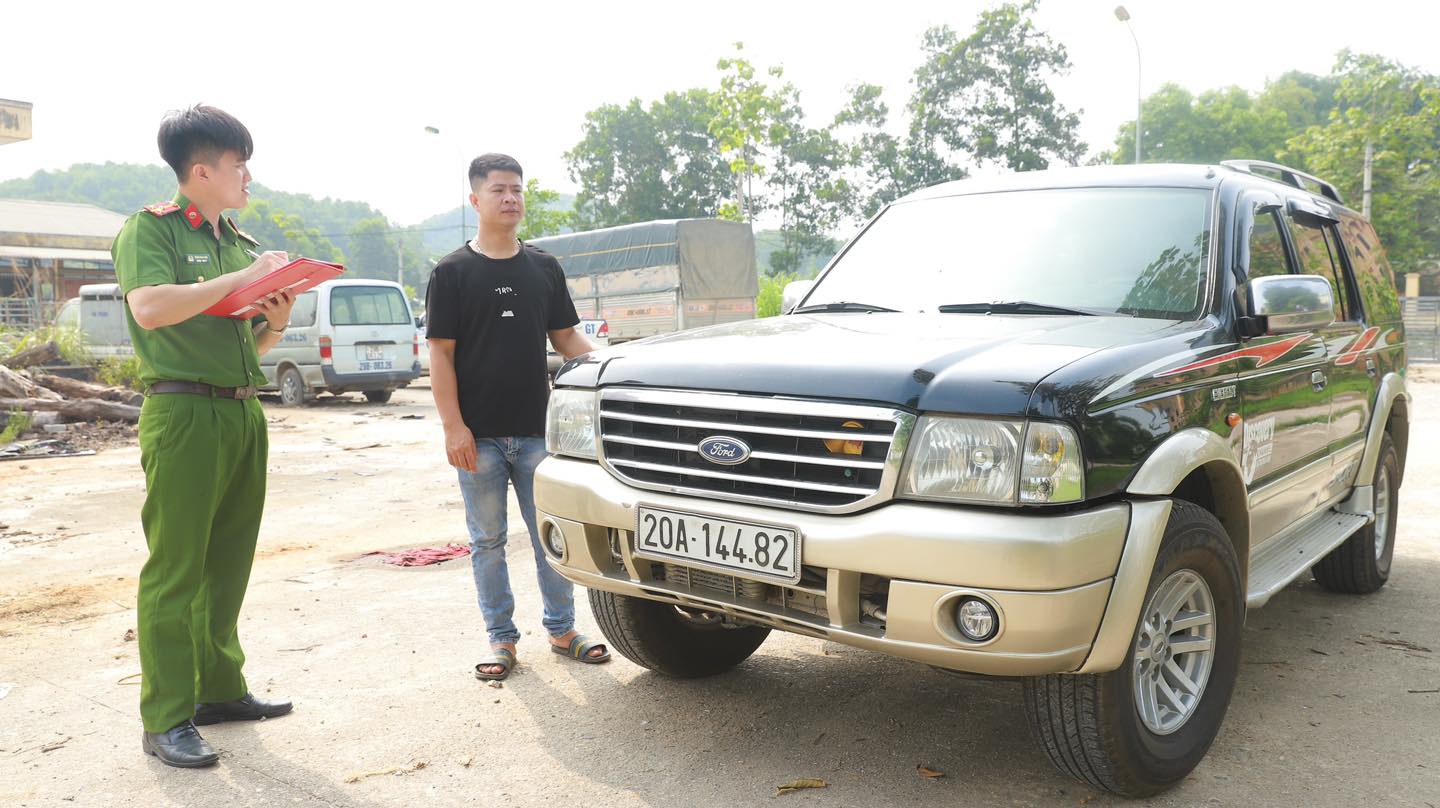 tuyen quang khoi to tai xe lao o to vao csgt de bo chay1 tuyen quang khoi to tai xe lao o to vao csgt de bo chay1