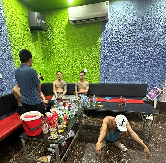 mo tiec ma tuy trong quan karaoke 2 nam thanh nien bi khoi to mo tiec ma tuy trong quan karaoke 2 nam thanh nien bi khoi to