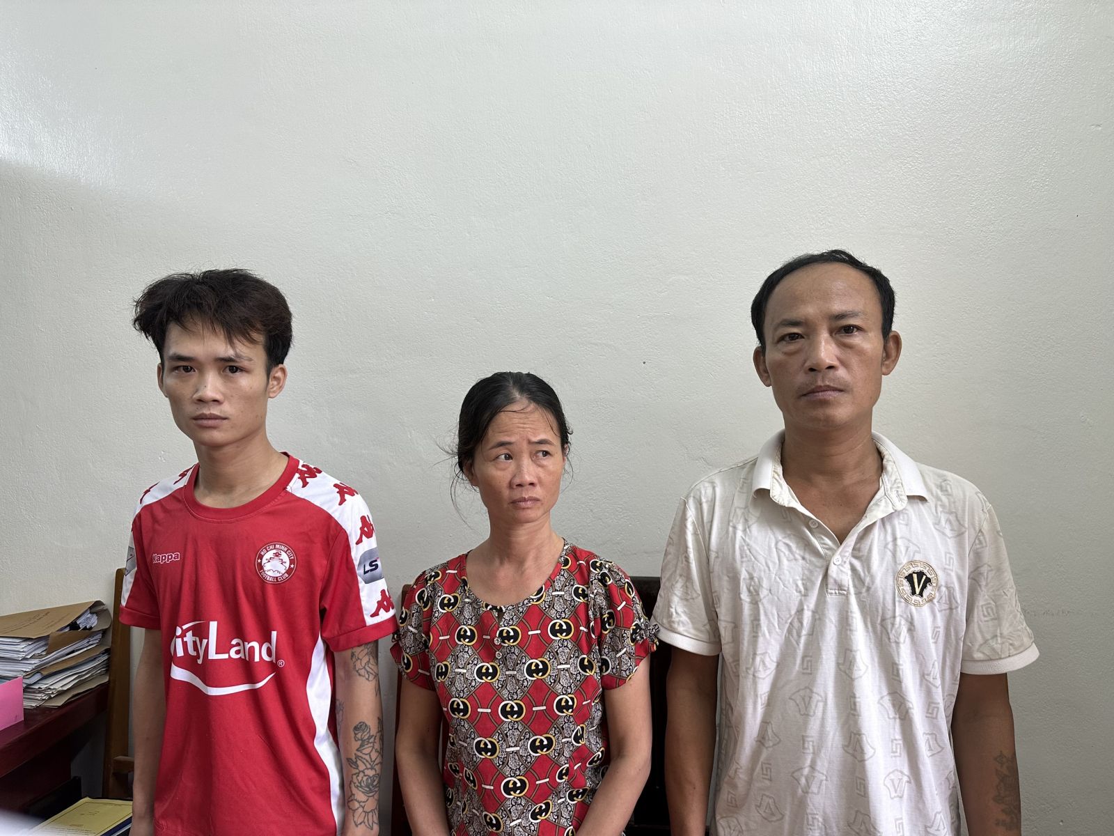 chong nguoi thi hanh cong vu 3 nguoi trong 1 gia dinh bi bat tam giam chong nguoi thi hanh cong vu 3 nguoi trong 1 gia dinh bi bat tam giam