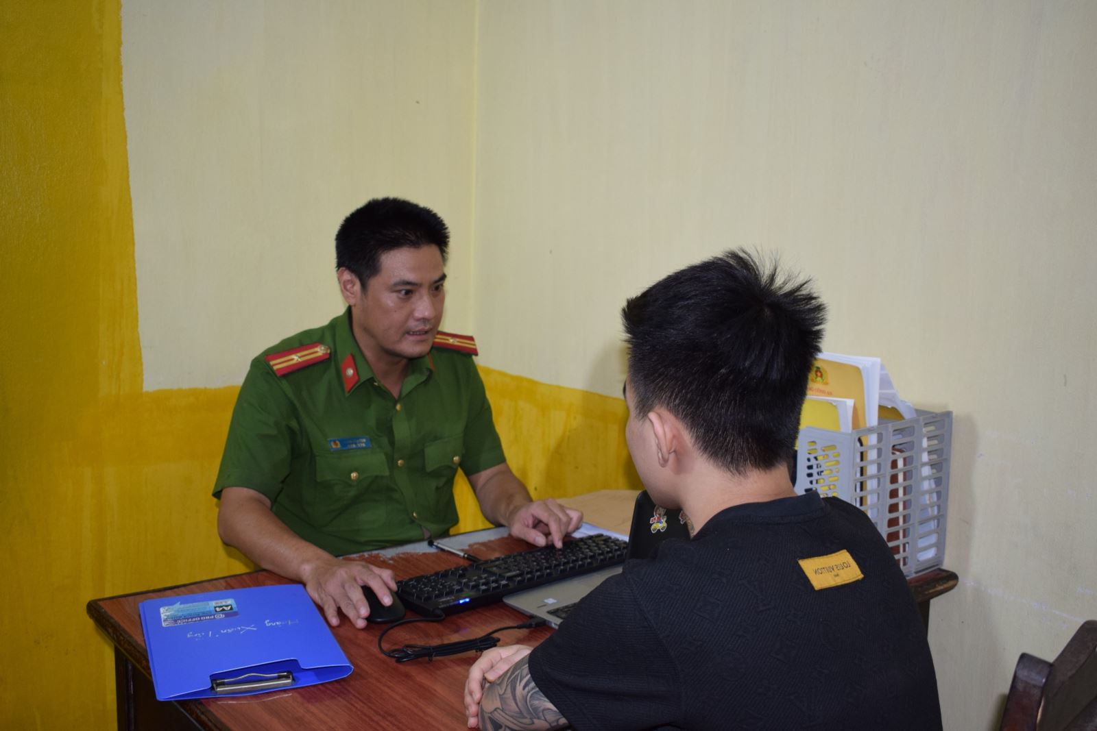 3 thieu nu bi nam thanh nien ban lam nhan vien rot bia quan karaoke o hung yen1