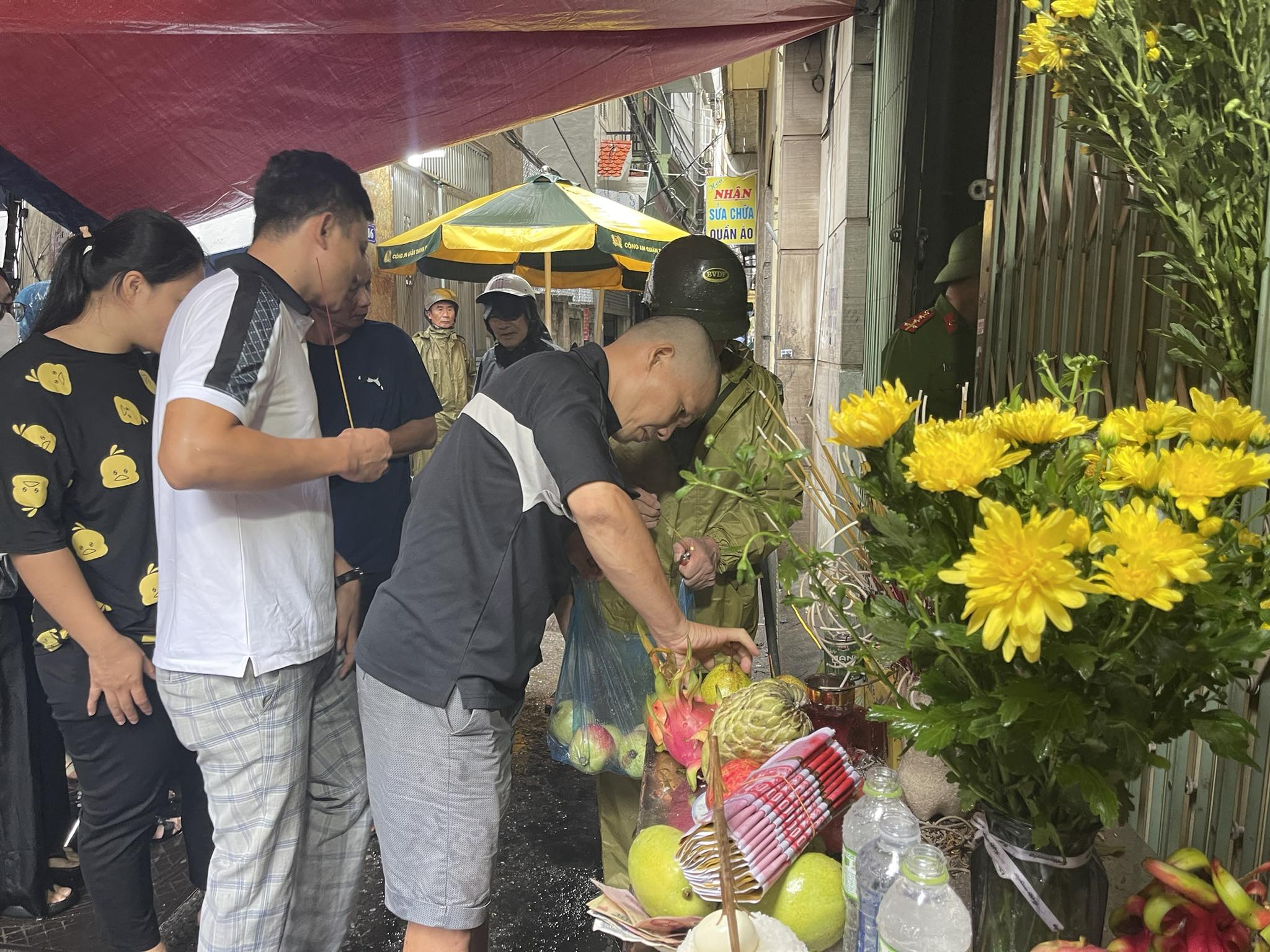 doan nguoi lang le trong mua thap huong truoc hien truon vu chay chung cu mini doan nguoi lang le trong mua thap huong truoc hien truon vu chay chung cu mini