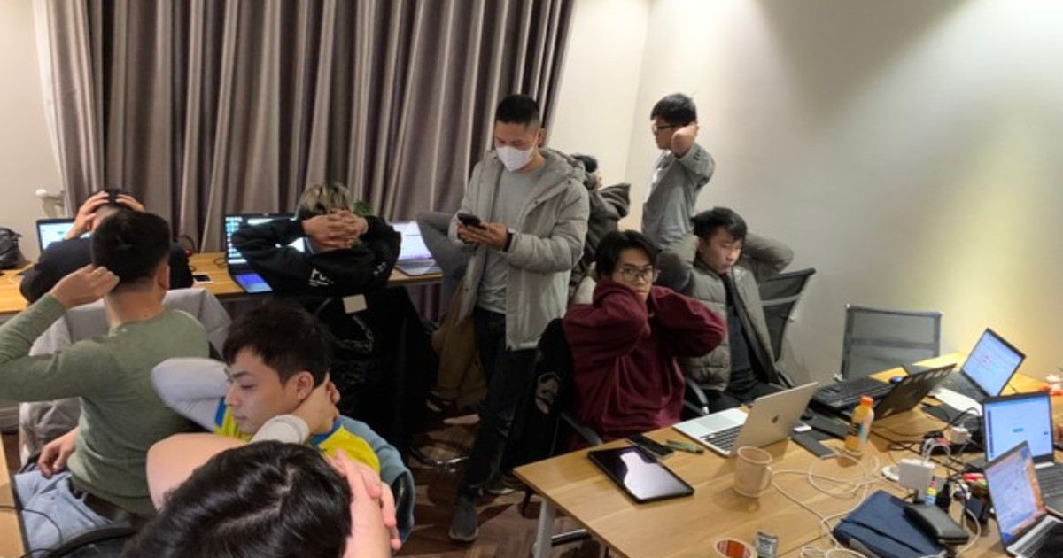 ong trum di mercedes e300 va bi mat dong troi dang sau 2 can chung cu o ha noi 1 ong trum di mercedes e300 va bi mat dong troi dang sau 2 can chung cu o ha noi 1