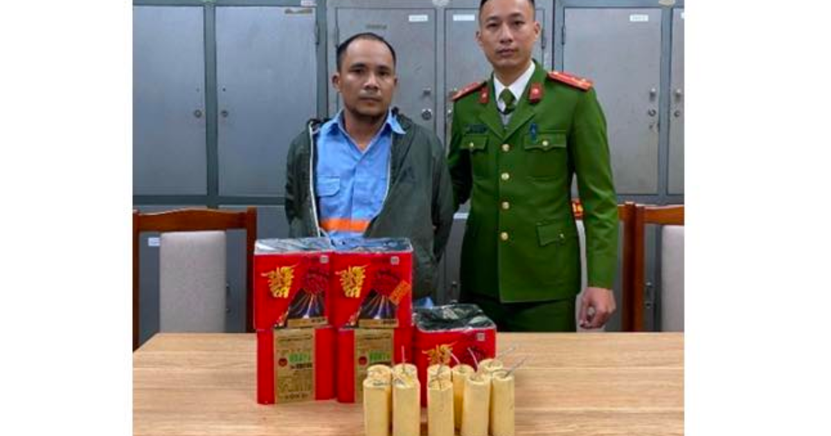 khoi to doi tuong van chuyen trai phep gan 10kg phao no o ha noi khoi to doi tuong van chuyen trai phep gan 10kg phao no o ha noi