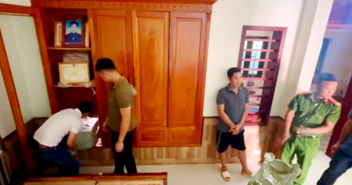 bi mat kinh hoang dang sau ngan tu quan ao cua nguoi dan ong 56 tuoi 