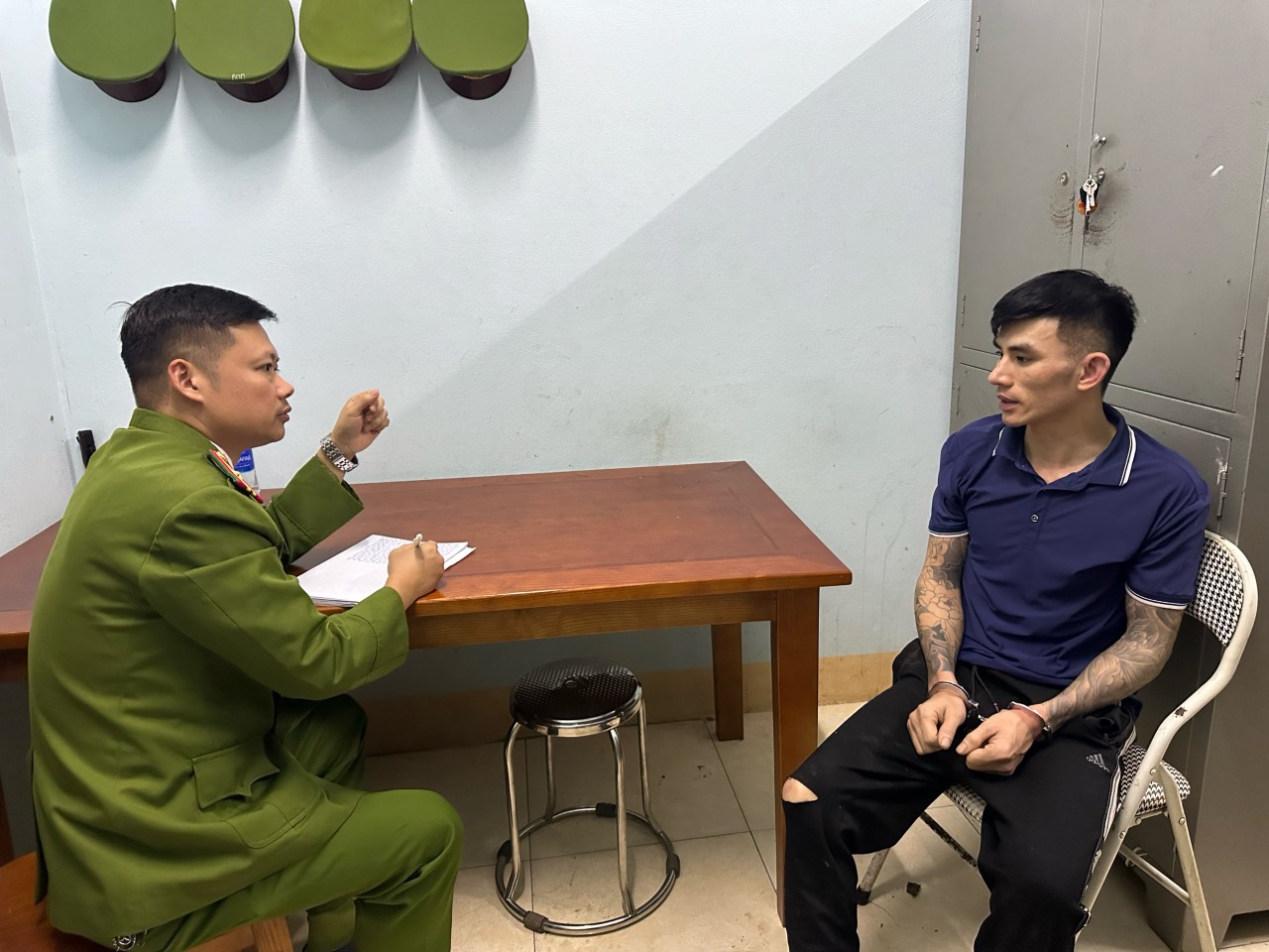 vu 200 chien si vay bat ke nguy hiem mang sung lan tron tren doi loi khai cua doi tuong1 vu 200 chien si vay bat ke nguy hiem mang sung lan tron tren doi loi khai cua doi tuong1