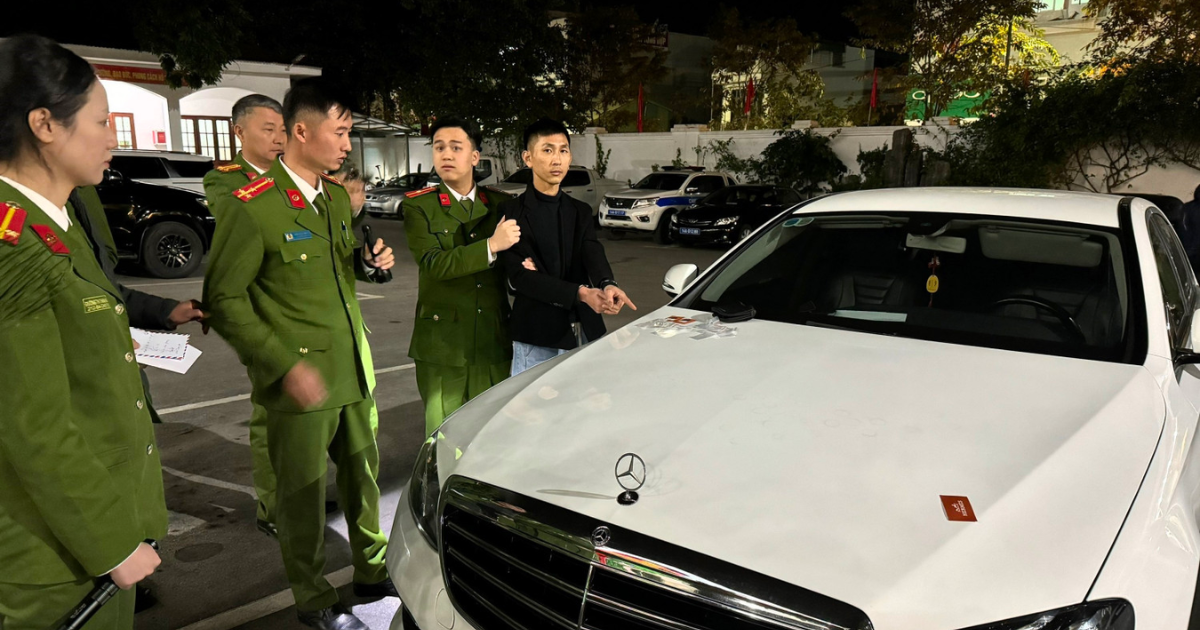 lat tay bi mat trong chiec xe mercedes e200 do nam thanh nien dieu khien