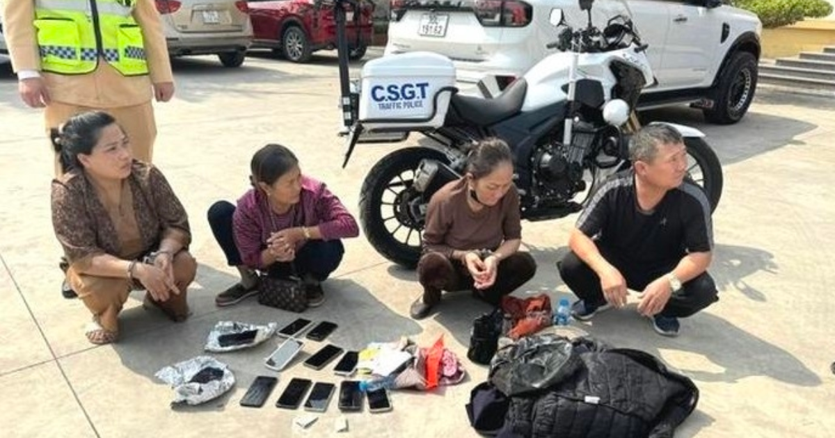 tom gon nhom nu quai chuyen moc tui trom hang loat dien thoai cua du khach tai le hoi tom gon nhom nu quai chuyen moc tui trom hang loat dien thoai cua du khach tai le hoi