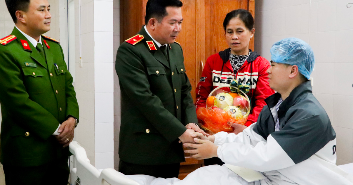thieu tuong dinh van noi tham hoi chien si bi thuong khi lam nhiem vu