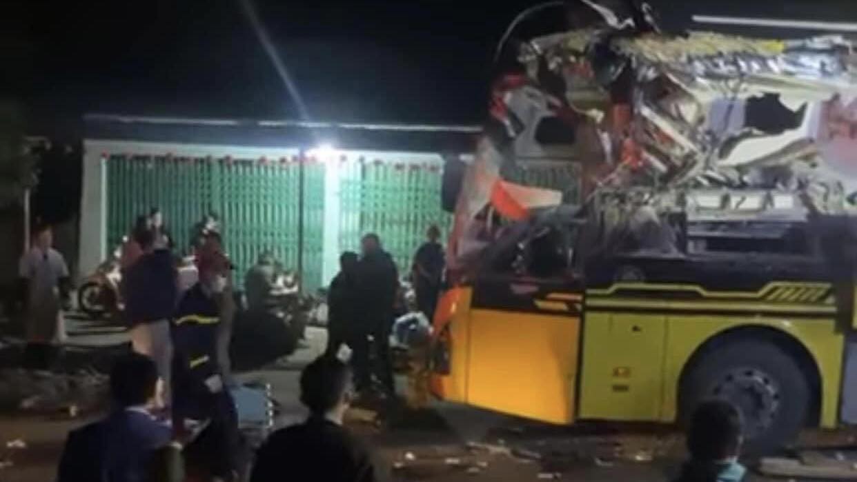 hien truong vu xe khach bien dang sau va cham voi container o tuyen quang 10 nguoi thuong vong dspl 3 hien truong vu xe khach bien dang sau va cham voi container o tuyen quang 10 nguoi thuong vong dspl 3