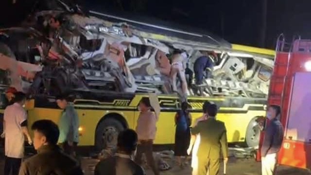 hien truong vu xe khach bien dang sau va cham voi container o tuyen quang 10 nguoi thuong vong dspl 6 hien truong vu xe khach bien dang sau va cham voi container o tuyen quang 10 nguoi thuong vong dspl 6