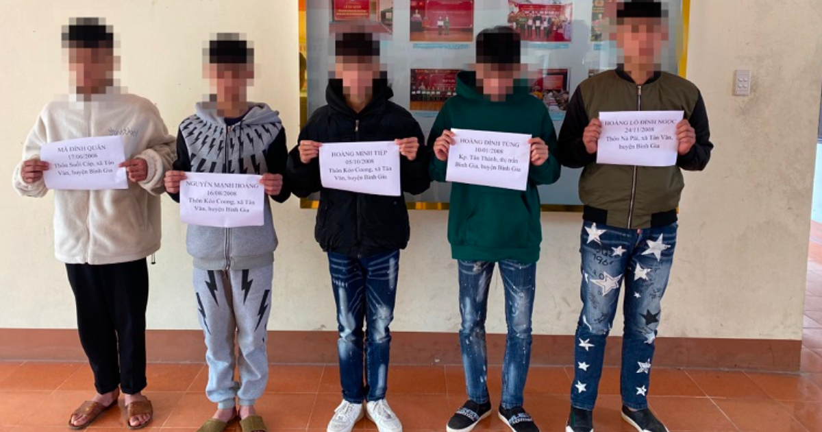 dang di tren duong nam thieu nien bat ngo bi chan danh phai nhap vien dang di tren duong nam thieu nien bat ngo bi chan danh phai nhap vien