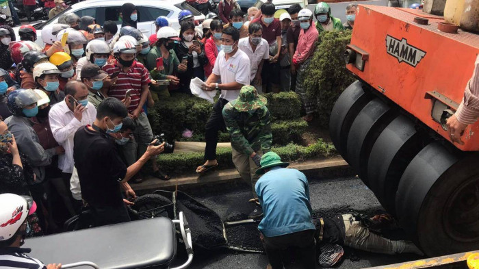 nu cong nhan bi xe lu de chet tren duong thi the mac ket duoi gam