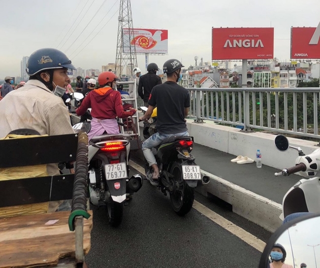 vu thanh nien nghi nhay cau sai gon tu tu de lai doi dep ghi ten dia chi tren bo 1 vu thanh nien nghi nhay cau sai gon tu tu de lai doi dep ghi ten dia chi tren bo 1