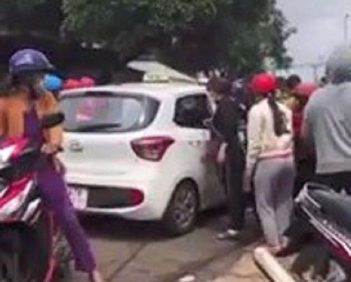 xe cong nong xoc manh be trai 3 tuoi roi xuong dat tu vong thuong tam xe cong nong xoc manh be trai 3 tuoi roi xuong dat tu vong thuong tam