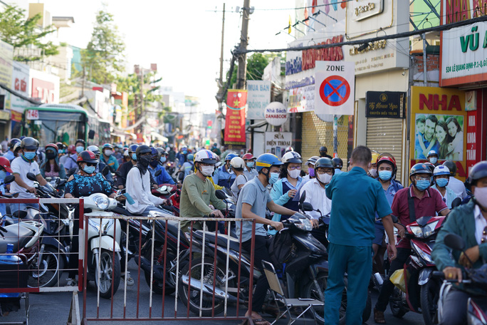 chu tich ubnd quan go vap quyet dinh tam thoi cho nguoi dan di lai binh thuong 1 chu tich ubnd quan go vap quyet dinh tam thoi cho nguoi dan di lai binh thuong 1
