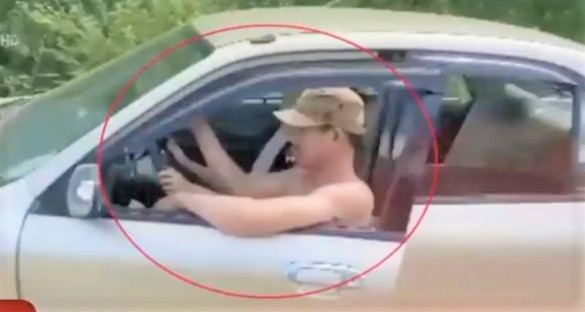 csgt xu phat doi nam nu trong clip ngoi chung ghe lai o to lao vun vut tren duong