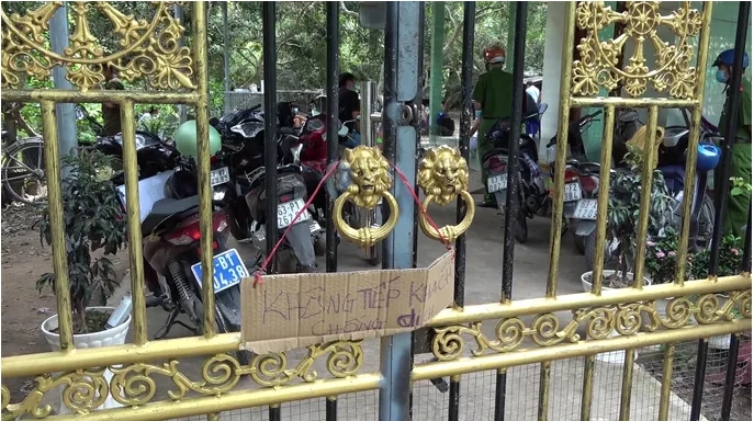 lat tay bi mat ben trong can nha treo bang khong tiep khach chong dich o tien giang 1